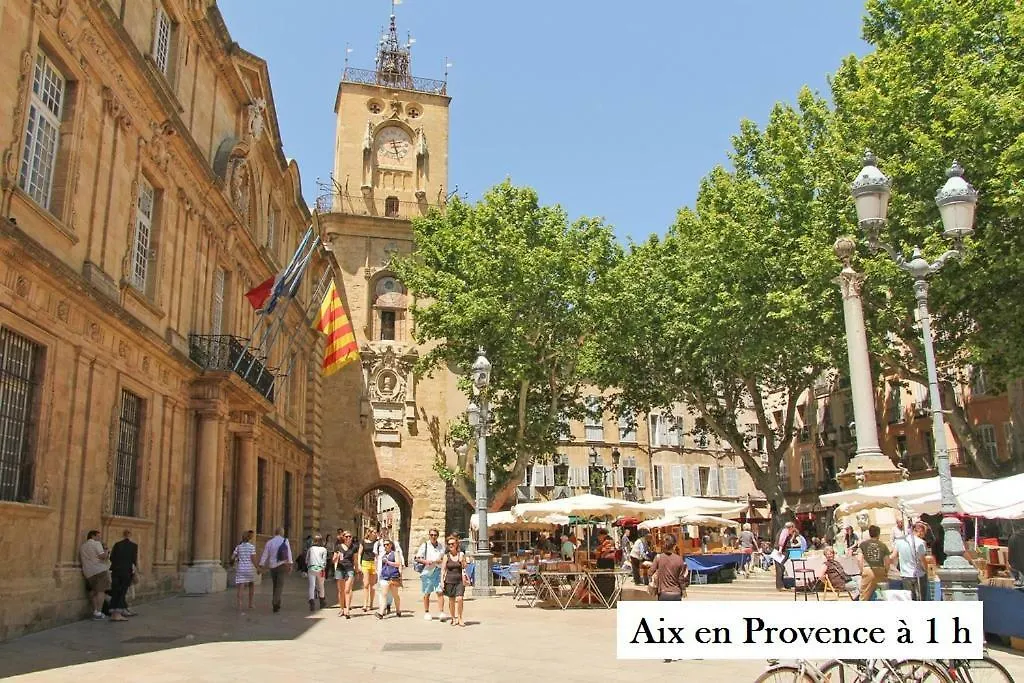 Apartment Comme Un Petit Gite Au Coeur Du Vieux Village Eyragues