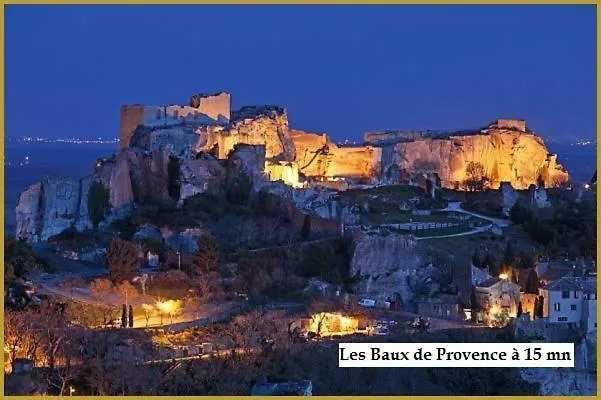 Comme Un Petit Gite Au Coeur Du Vieux Village Eyragues Apartment